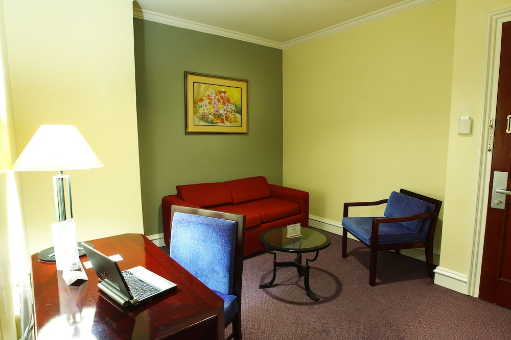 Surabaya Suites Hotel Powered by Archipelago 48/66