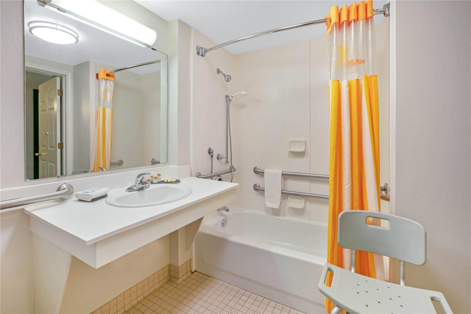 La Quinta Inn & Suites by Wyndham DFW Airport South / Irving 51/52