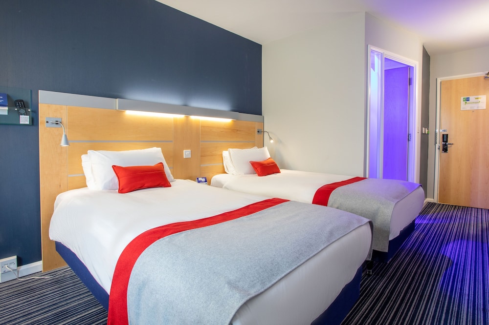Holiday Inn Express Dunfermline 9/57