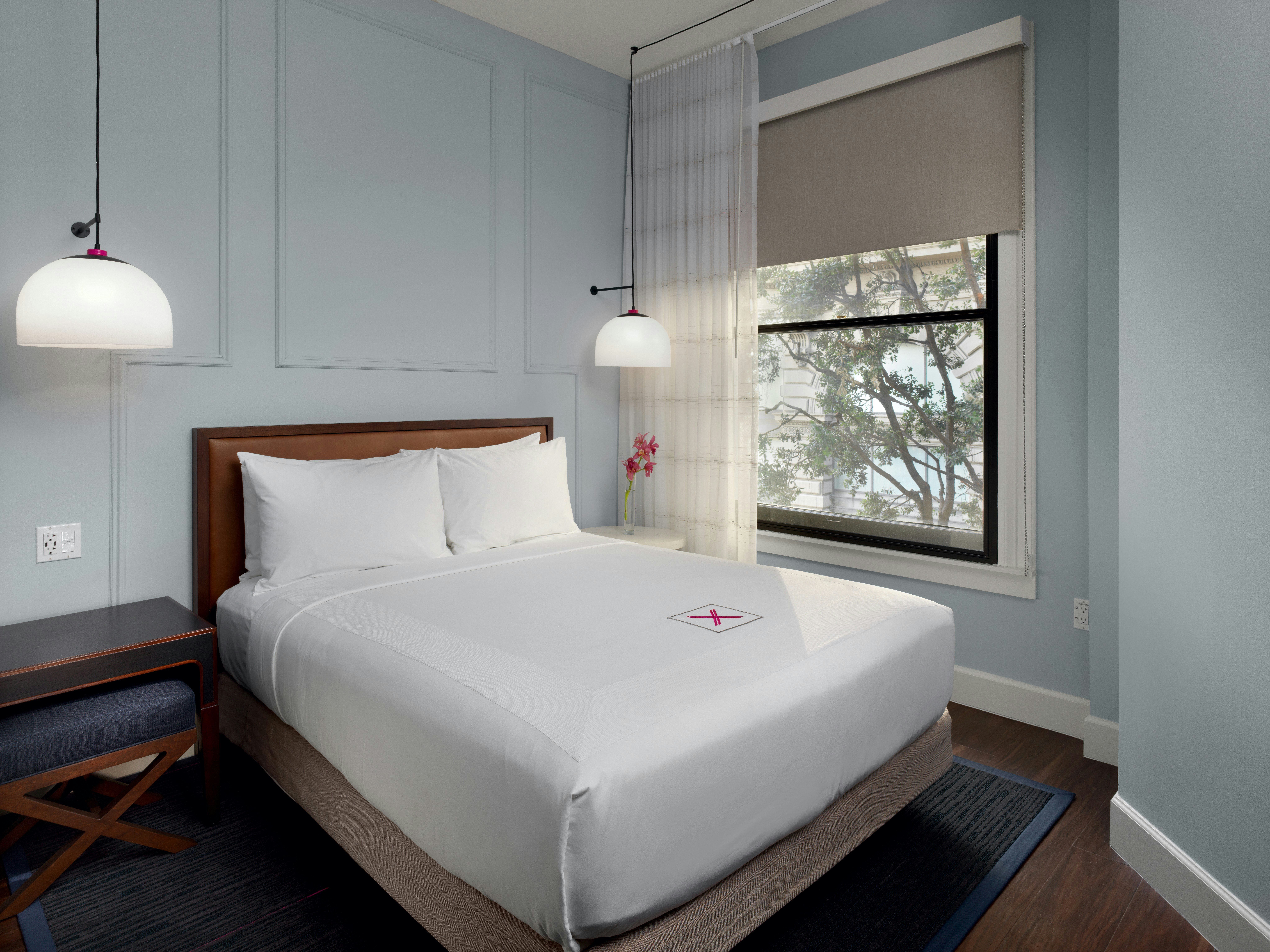 Axiom Hotel 16/76