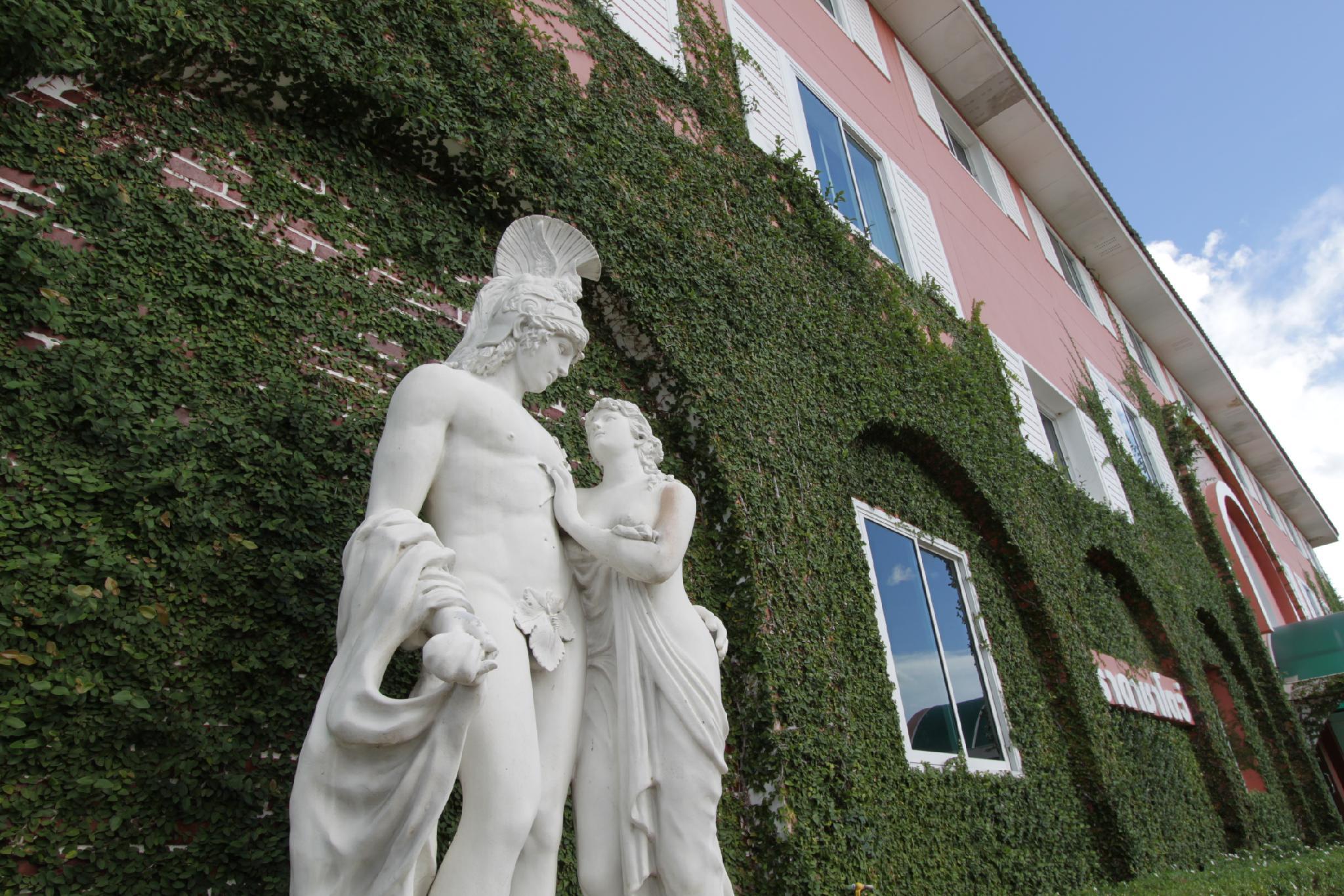 Thada Chateau Hotel 45/50