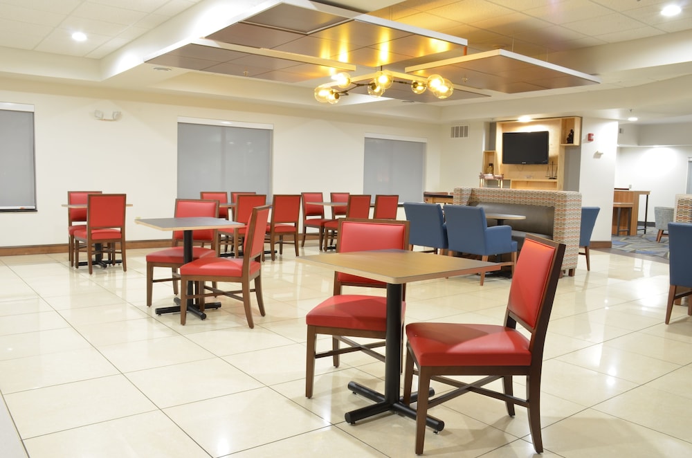 Holiday Inn Express Waterloo-Cedar Falls 49/59