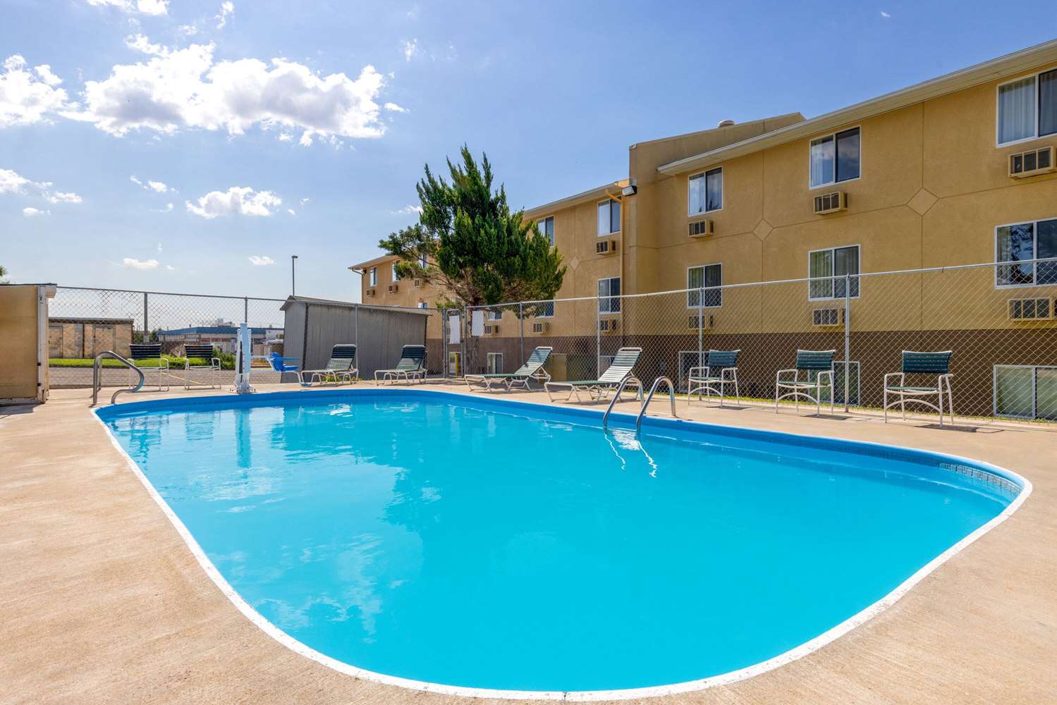 Super 8 by Wyndham Dodge City 20/23