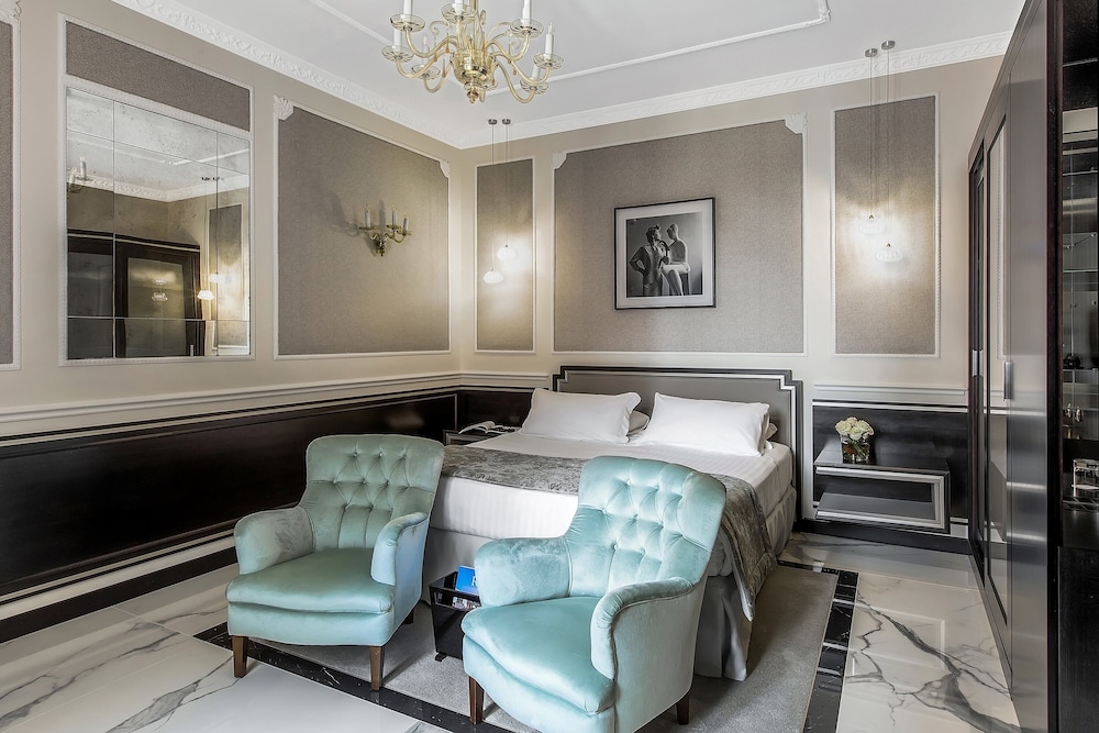 GRAND, DELUXE