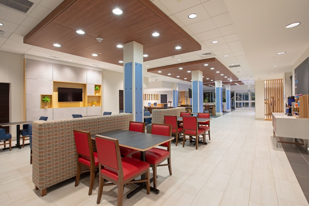 Holiday Inn Express Suites Ely 45/52