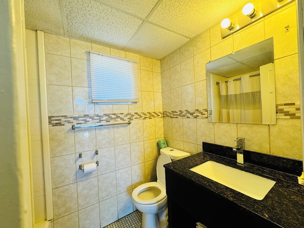 Skyview Manor Motel 51/54