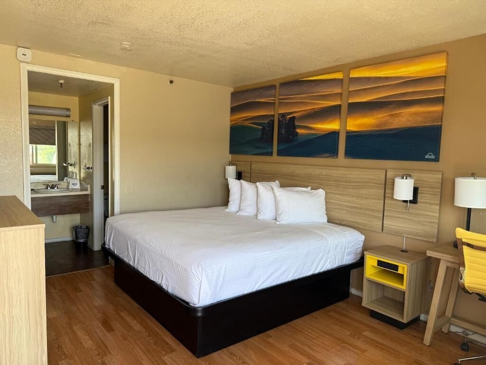 Days Inn by Wyndham Victorville, CA 17/51