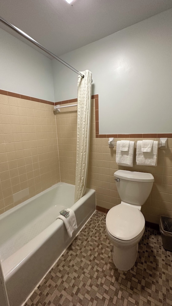 Colonial Inn Franklin 34/35
