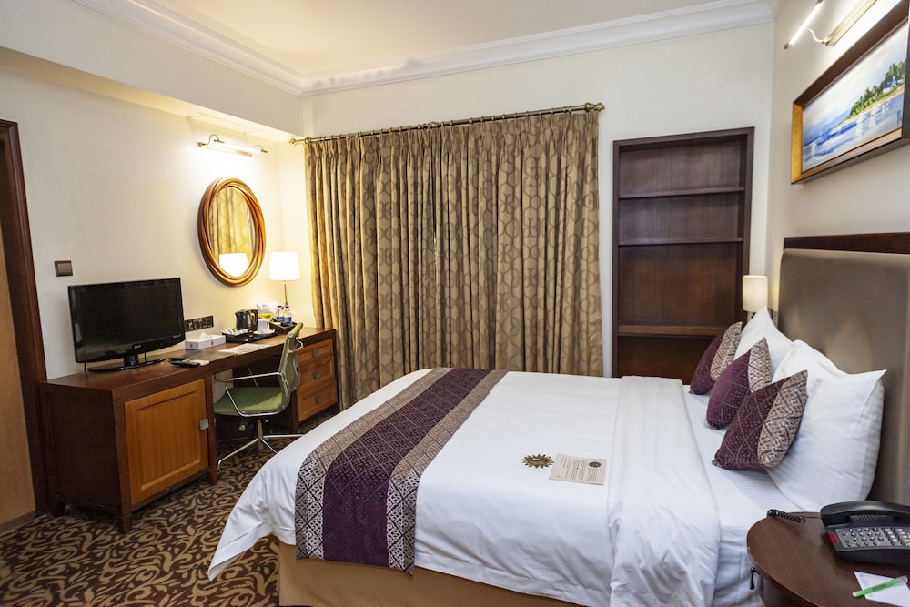 Royal Park Residence Hotel 17/75