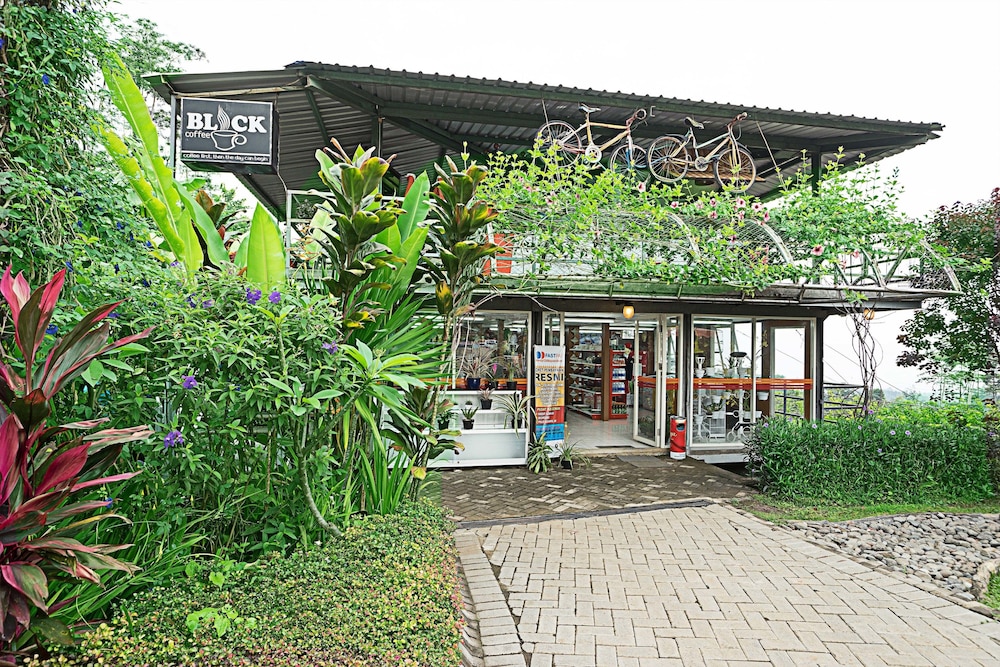 Royal Caravan Hotel and Outbond 1/58