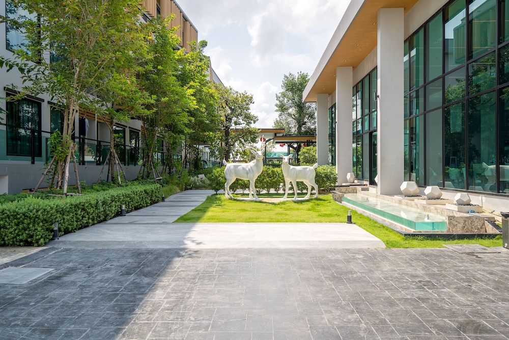 Crystal Srivaree Suvarnabhumi Hotel 44/49