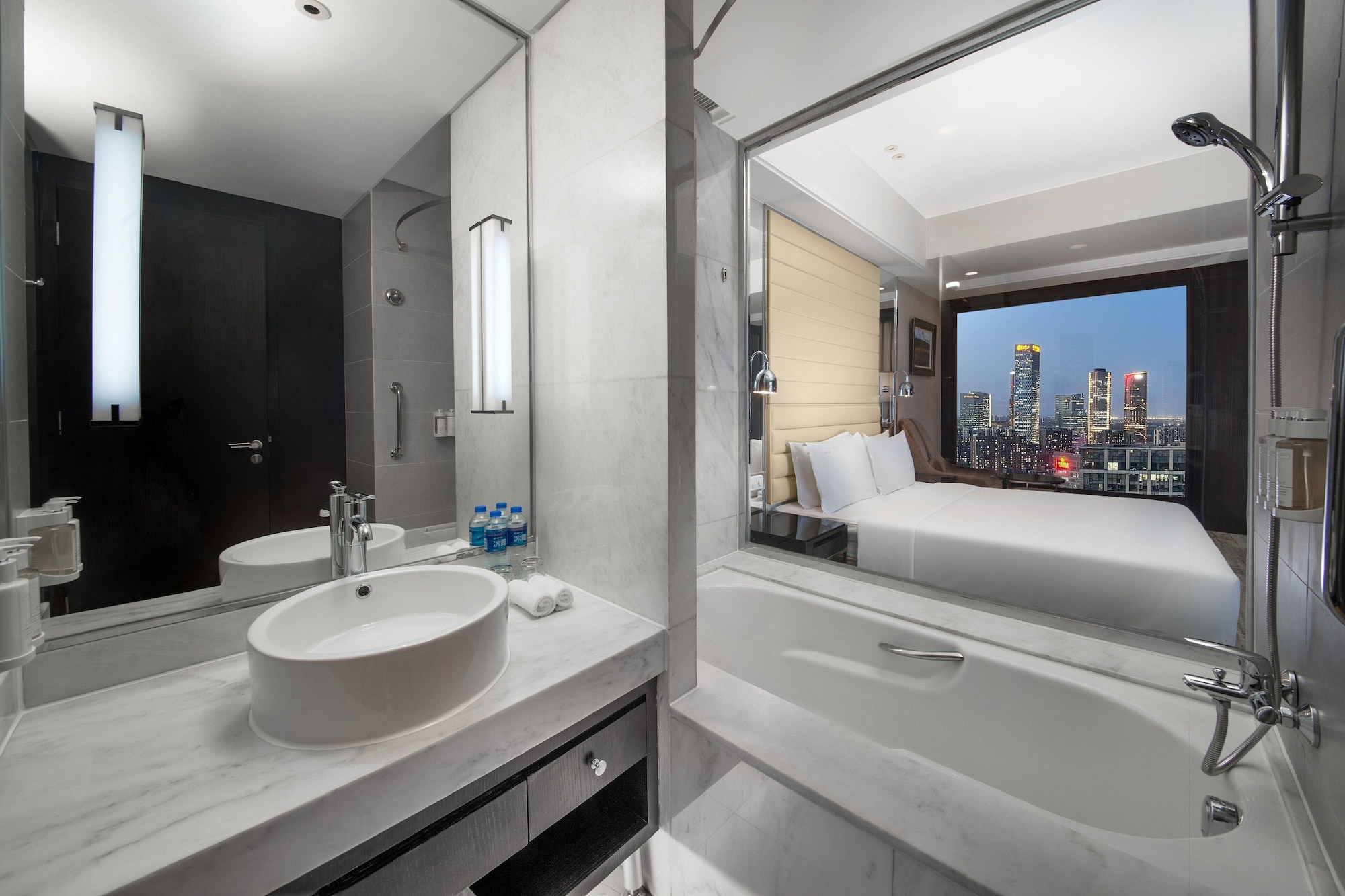 Soho, Standard, King Bed, with View، Holiday Inn Focus Square 7/8
