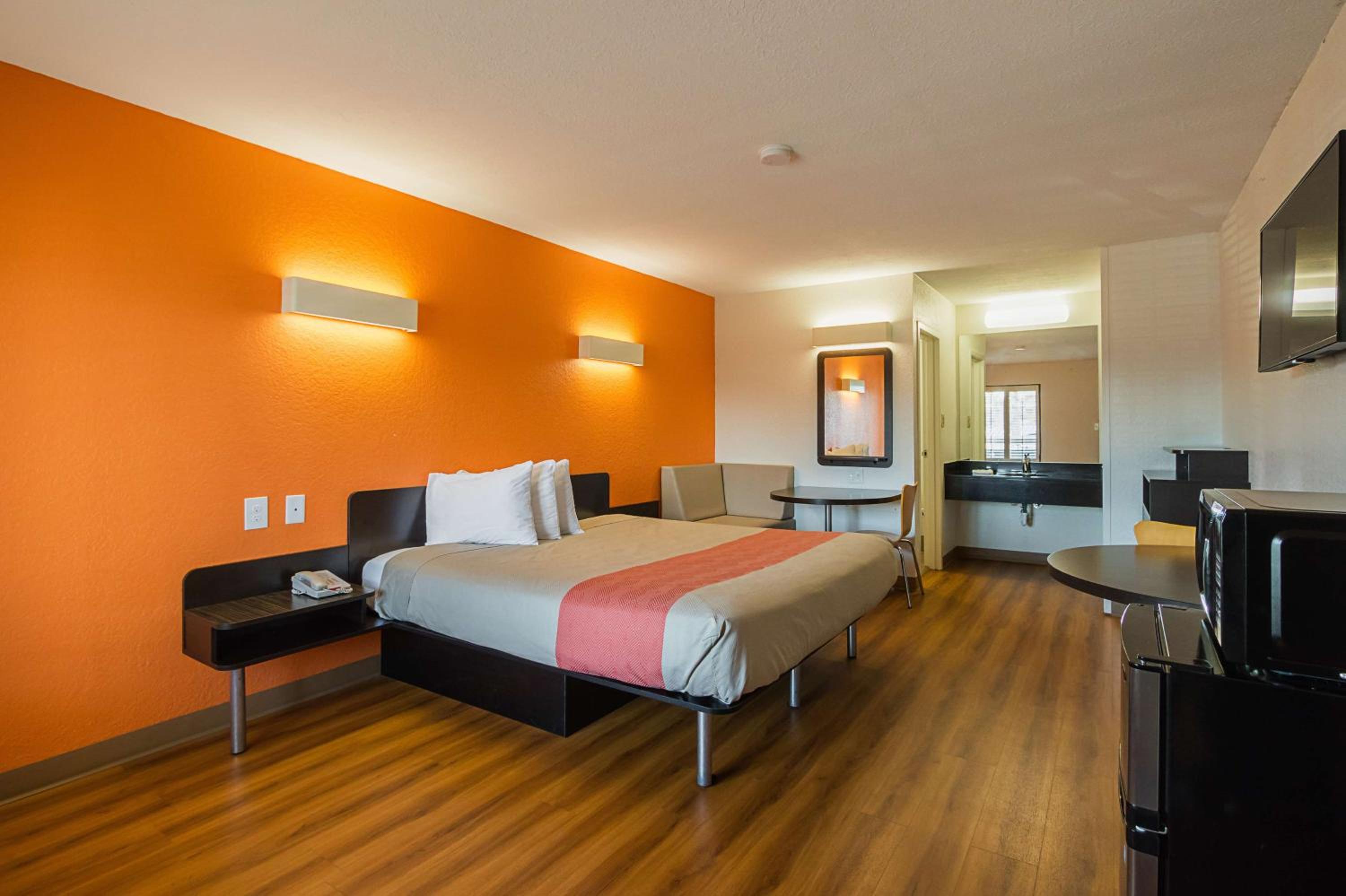 DELUXE, KING BED