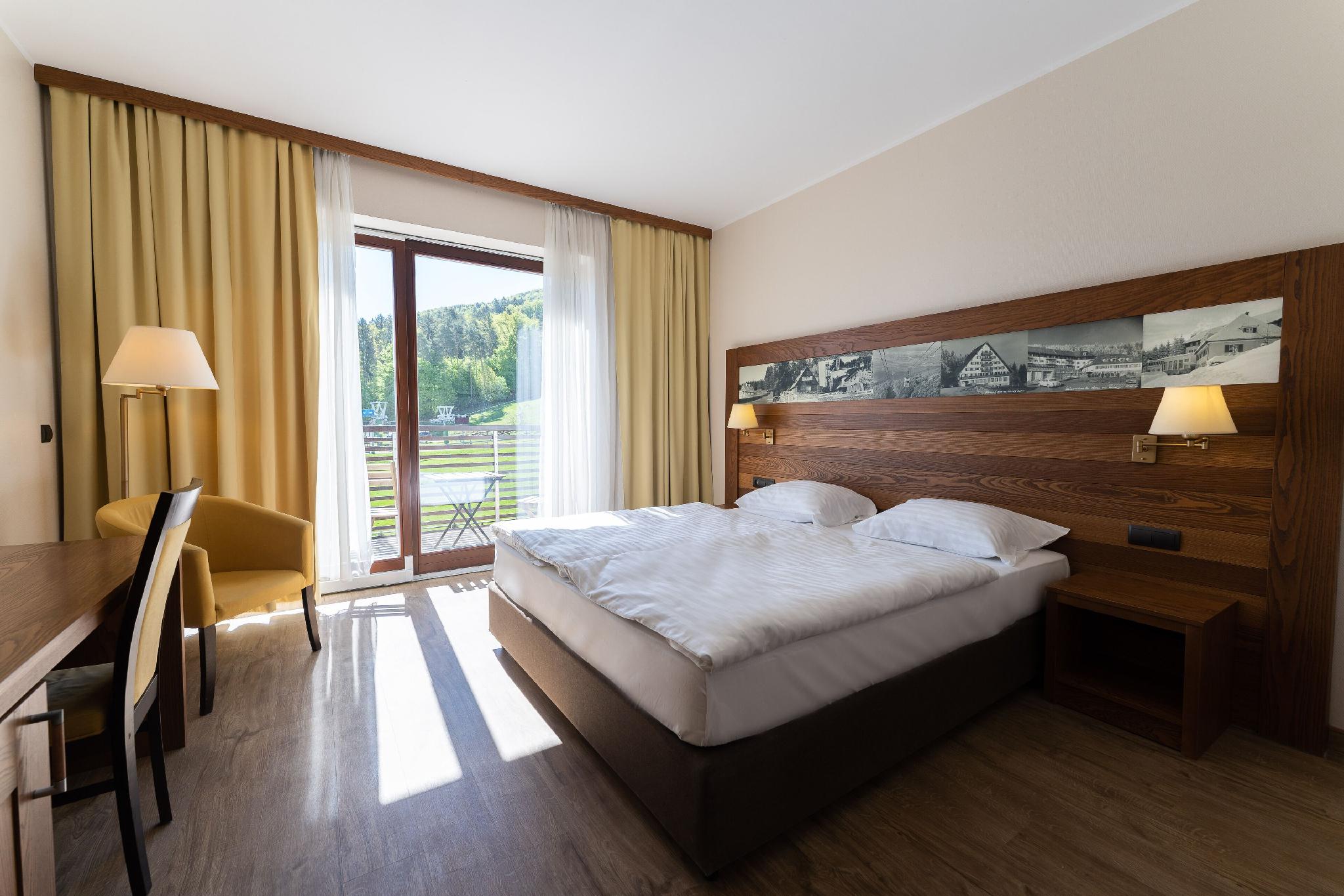 Comfort, Double Bed, Arena View, Balcony
