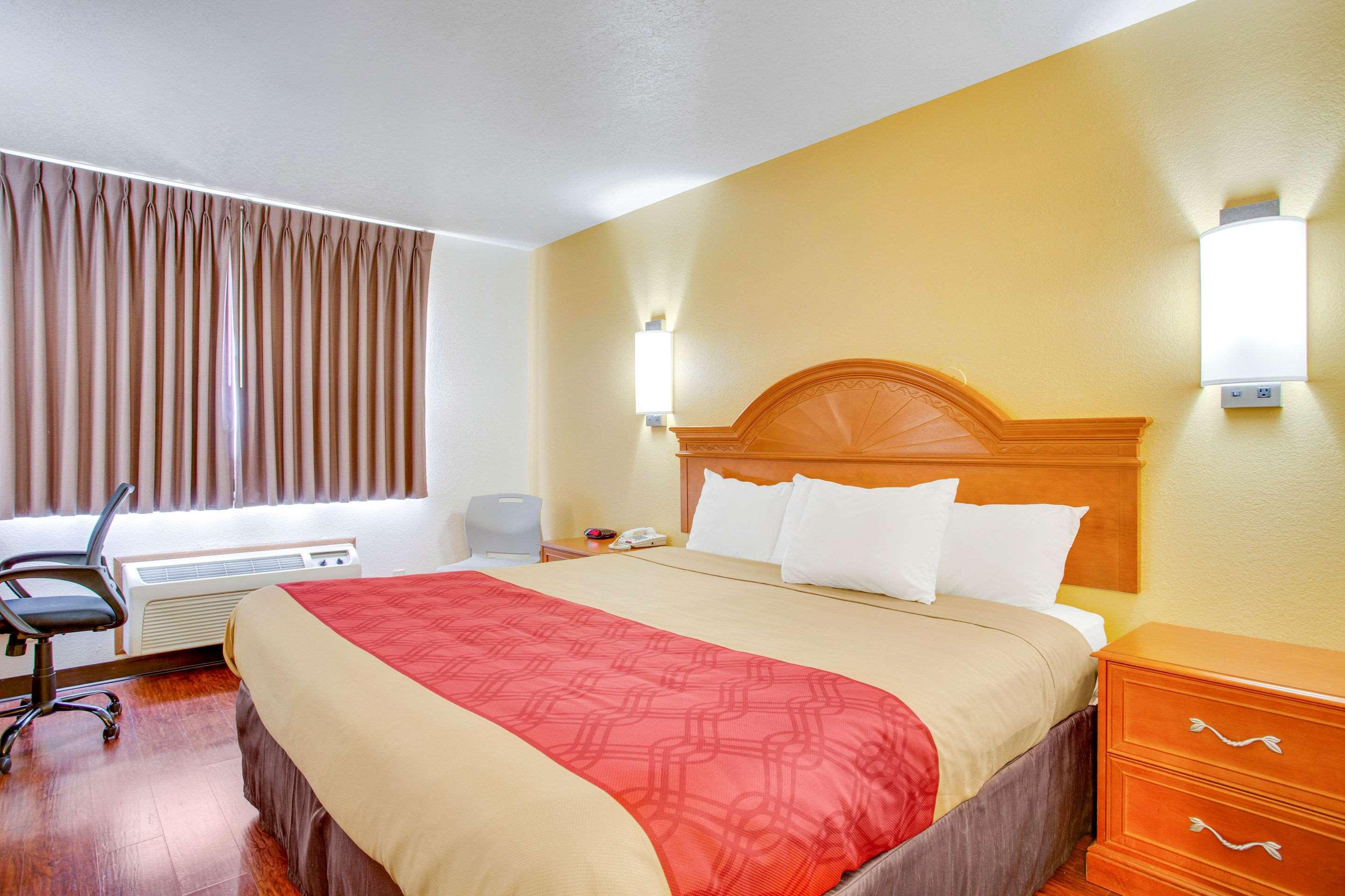 ROOM, KING BED, SMOKING