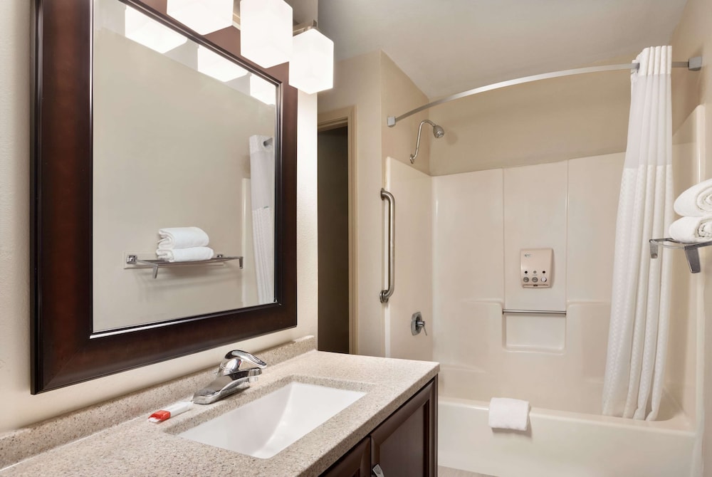 Days Inn & Suites by Wyndham Sikeston 48/51