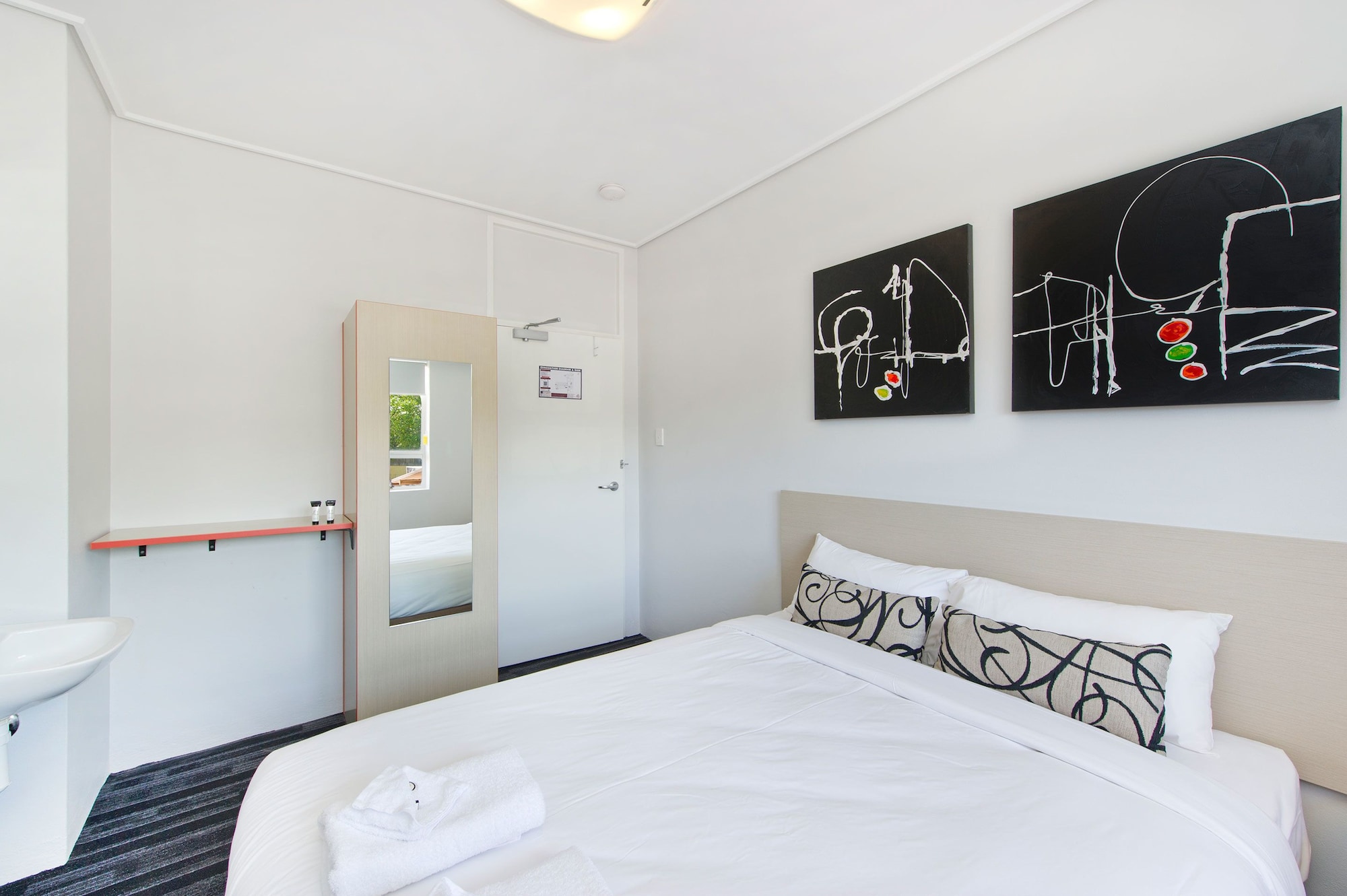 STUDIO, QUEEN BED