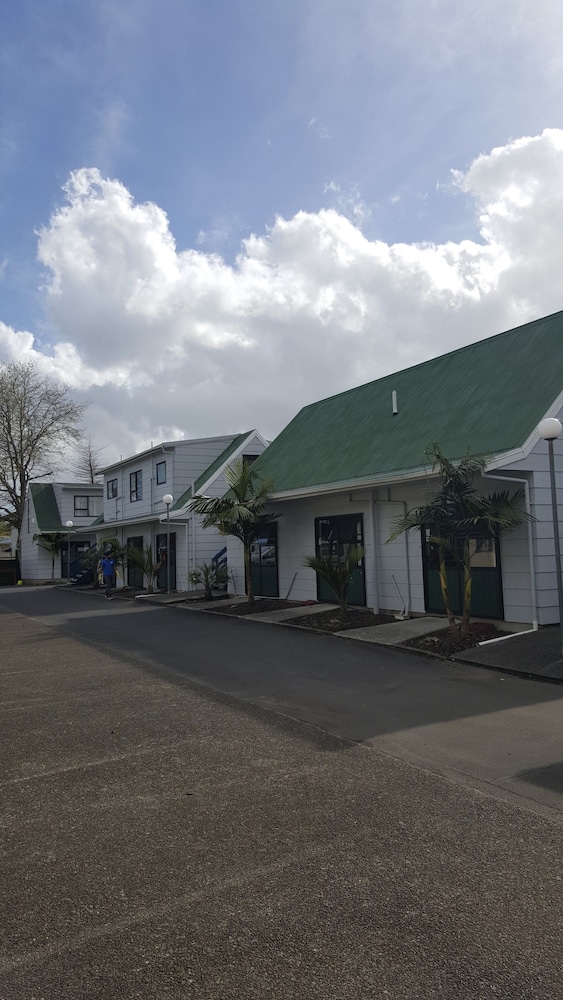 Auckland North Shore Motels & Holiday Park 52/56