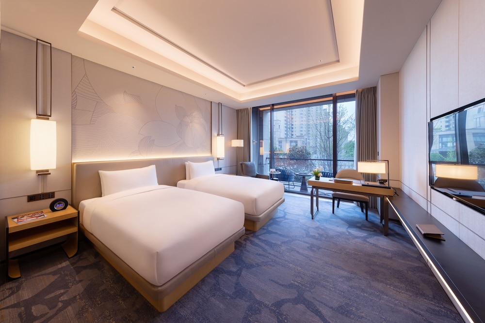 Red Level, King Bed, Balcony