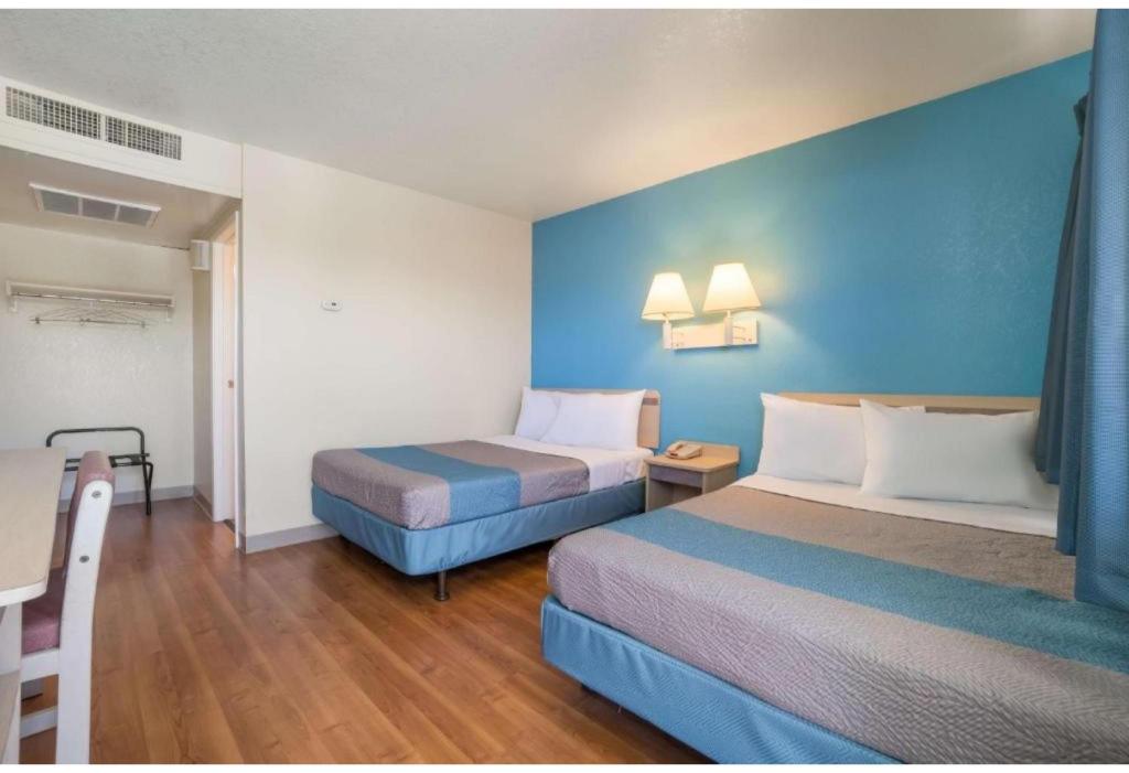 2 Full Beds - Non-Smoking