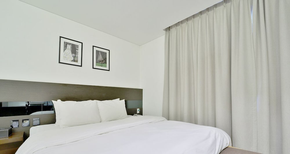 Golden Hotel 20/46