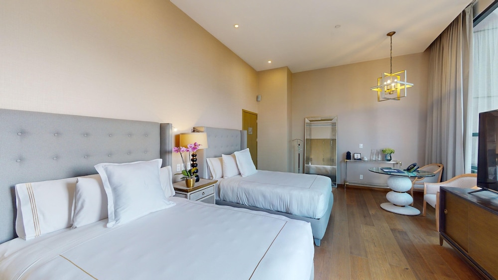 SKY, SUITE, 2 DOUBLE BEDS