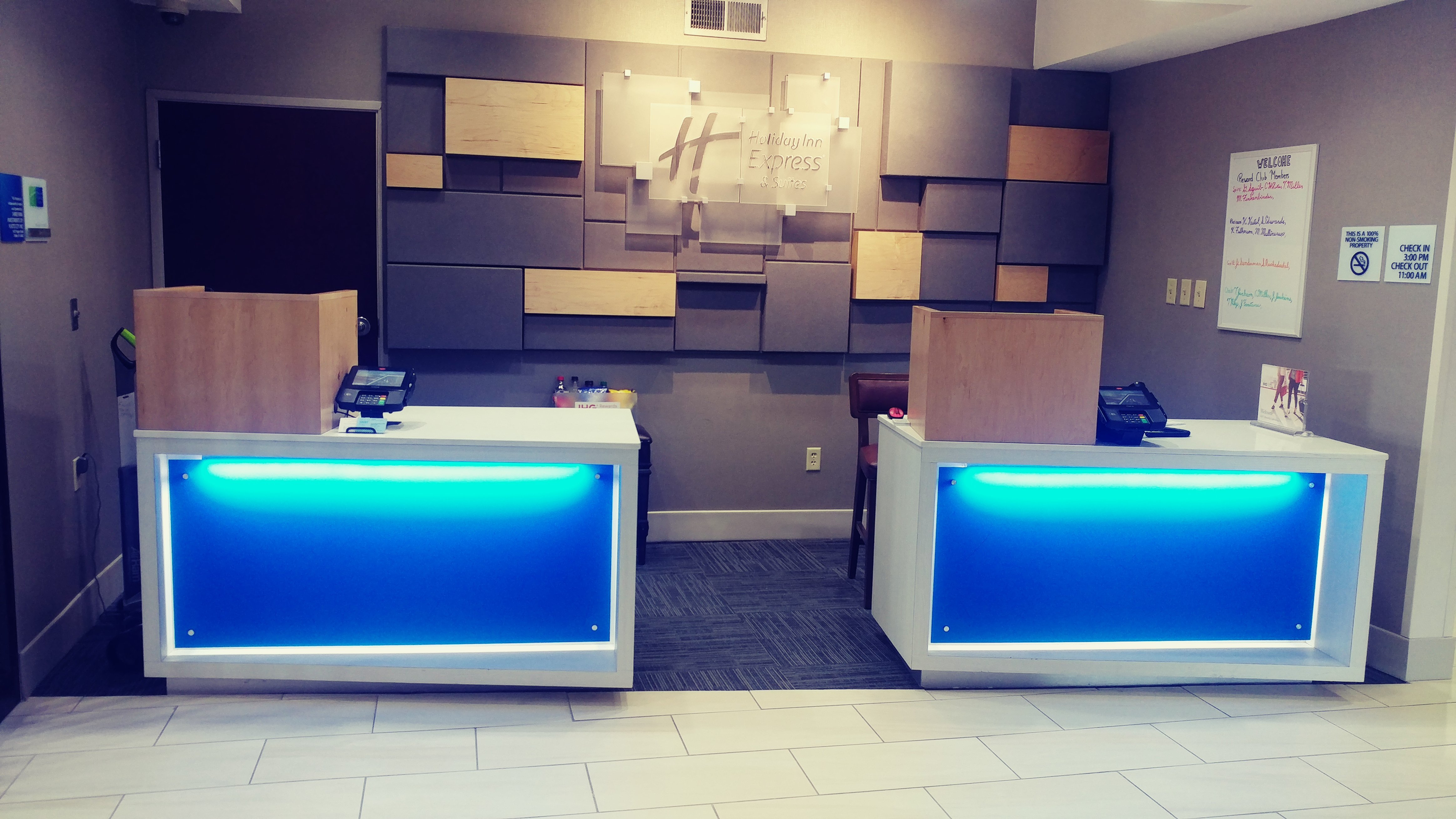 Holiday Inn Express And Suites Olathe South 10/48
