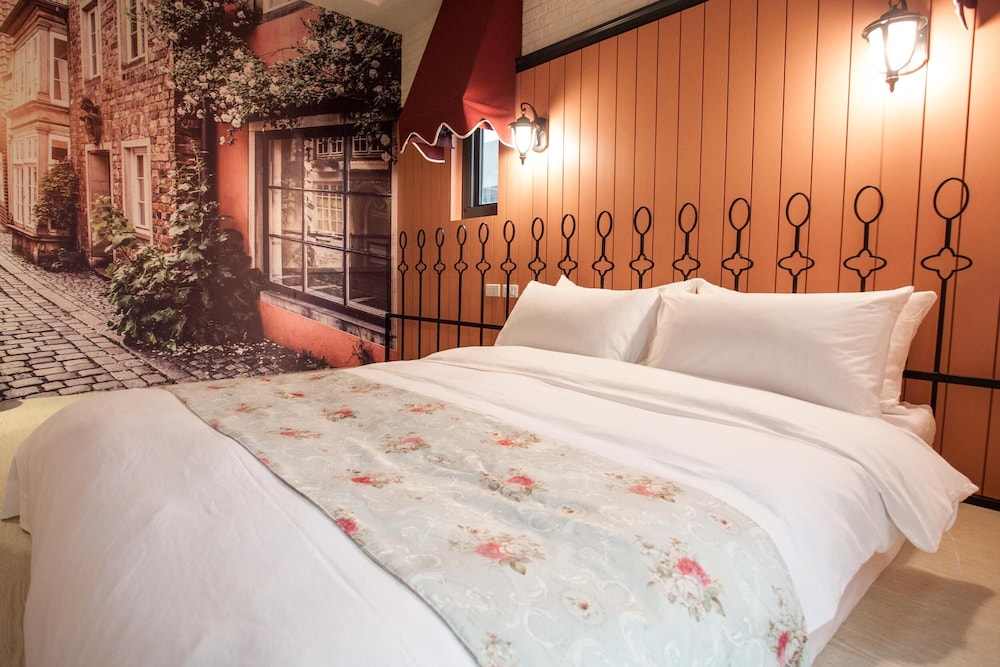 Happiness Station B&B 18/50