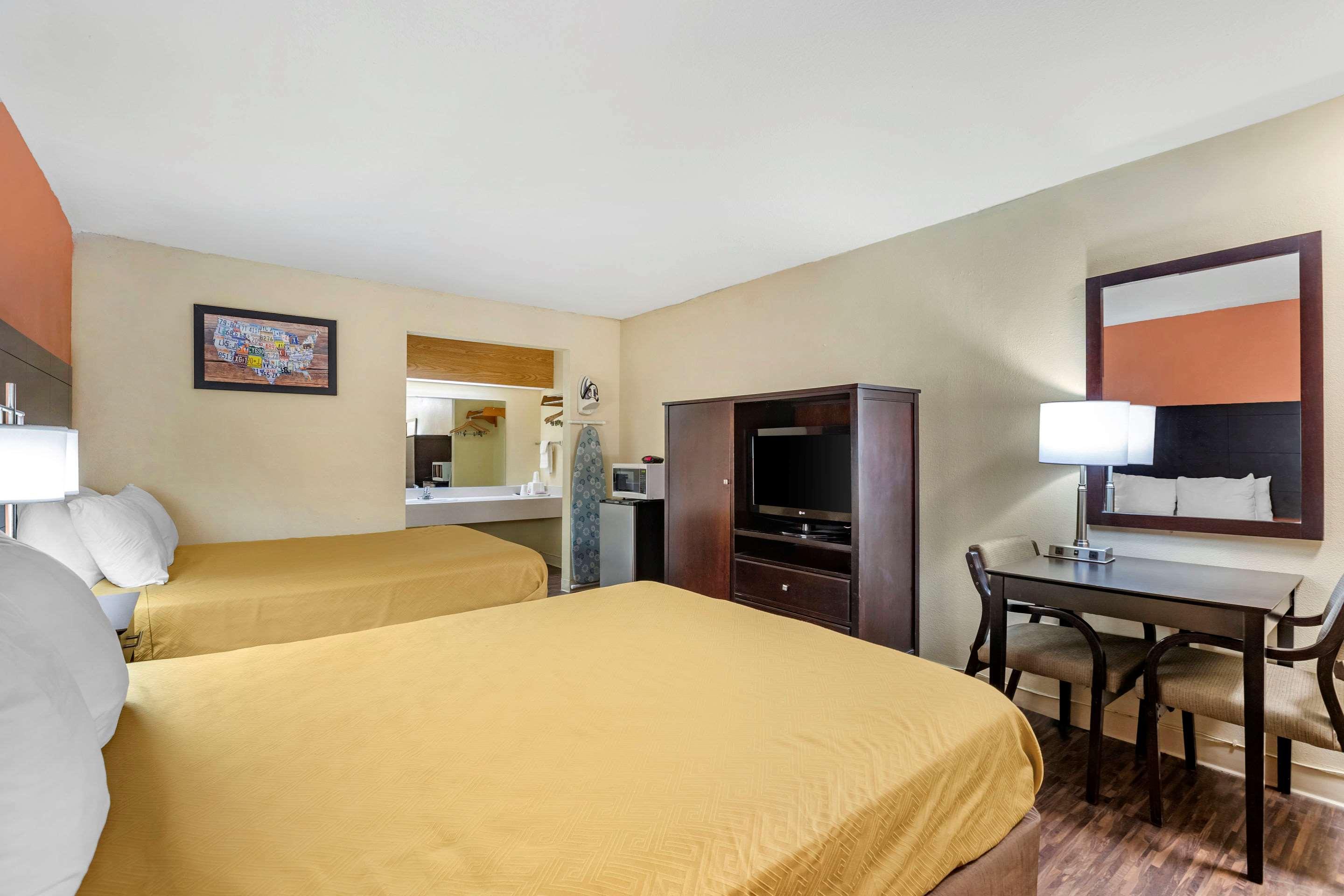 Econo Lodge Urbandale-Northwest Des Moines 7/18
