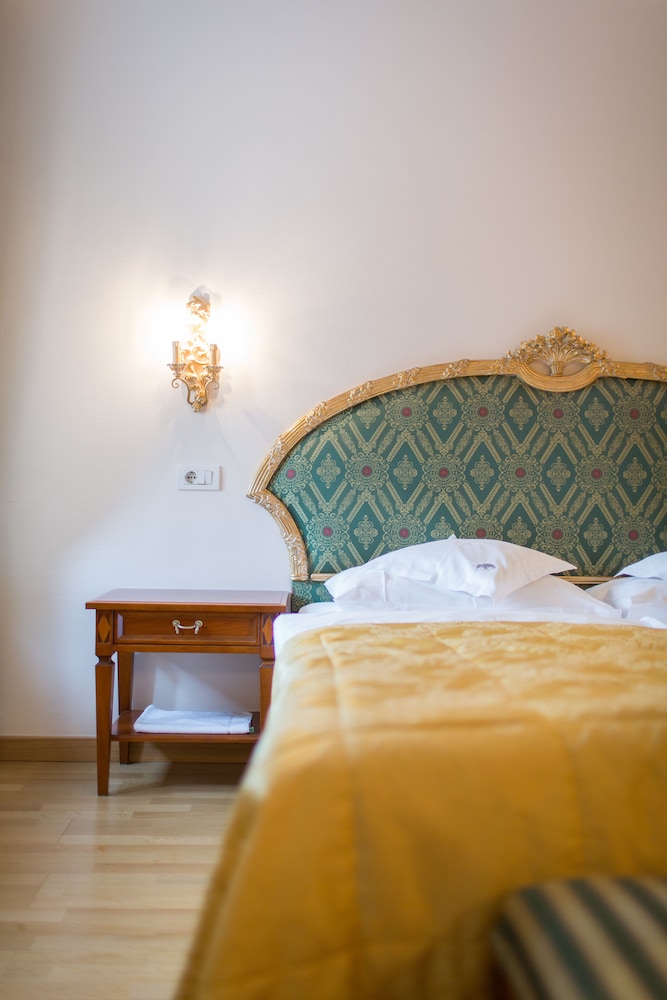 Hotel Elephant 9/50