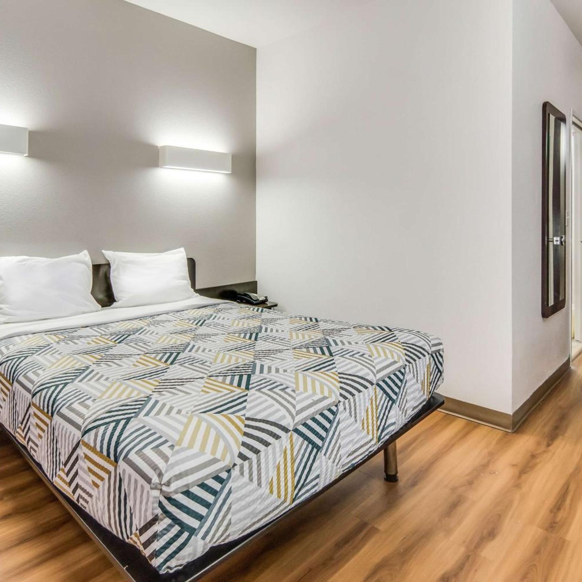 1 Queen Bed - ADA/RI Shower/Non-Smoking