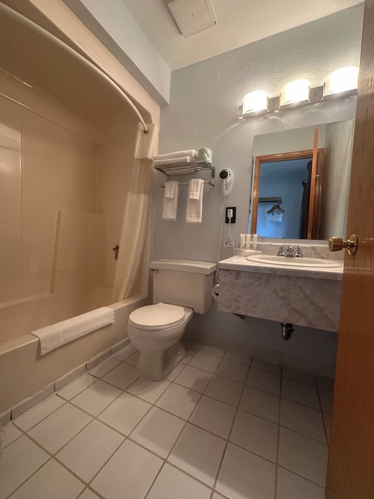 غرفة قياسية بسرير كوين، Pictured Rocks Inn & Suites 4/4