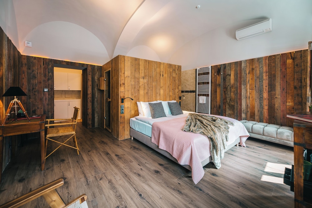 ROMANTIC, STUDIO, SUITE