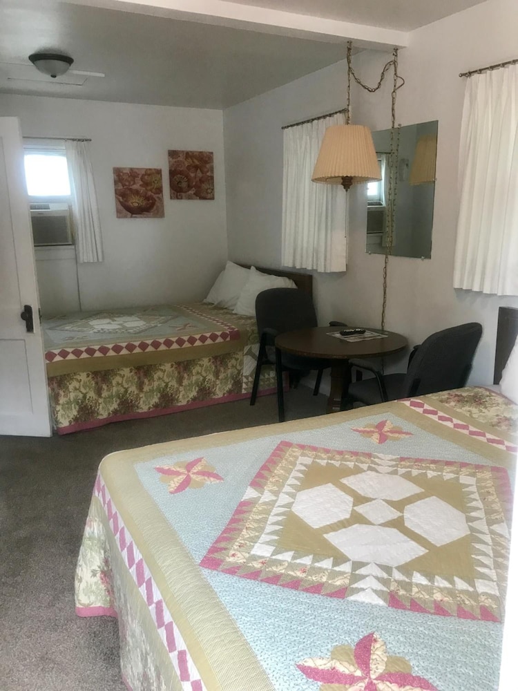 Chalet Motel 26/49