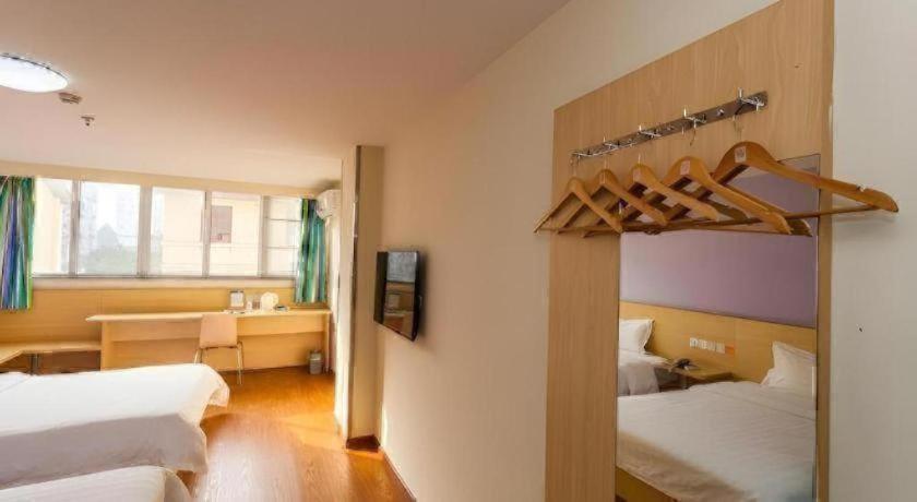 7 Days Inn Chengdu North Railway Train Station Square Branch 29/39