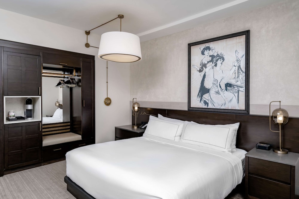 Hotel Fort Des Moines, Curio Collection by Hilton 18/81