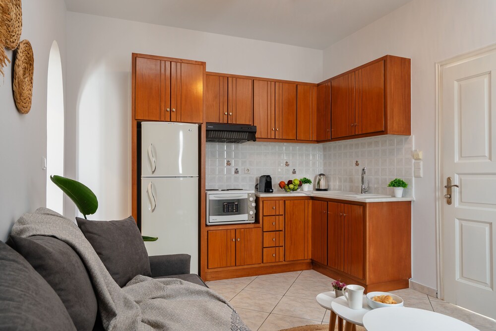 Erato Inn 37/50