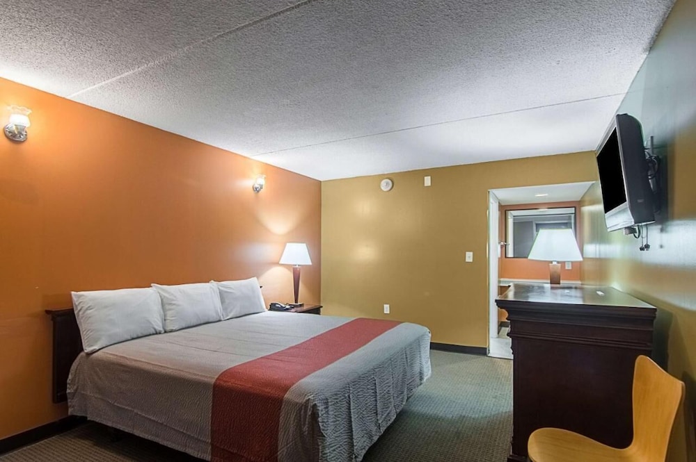 LoneStar Inn & Suites 16/51