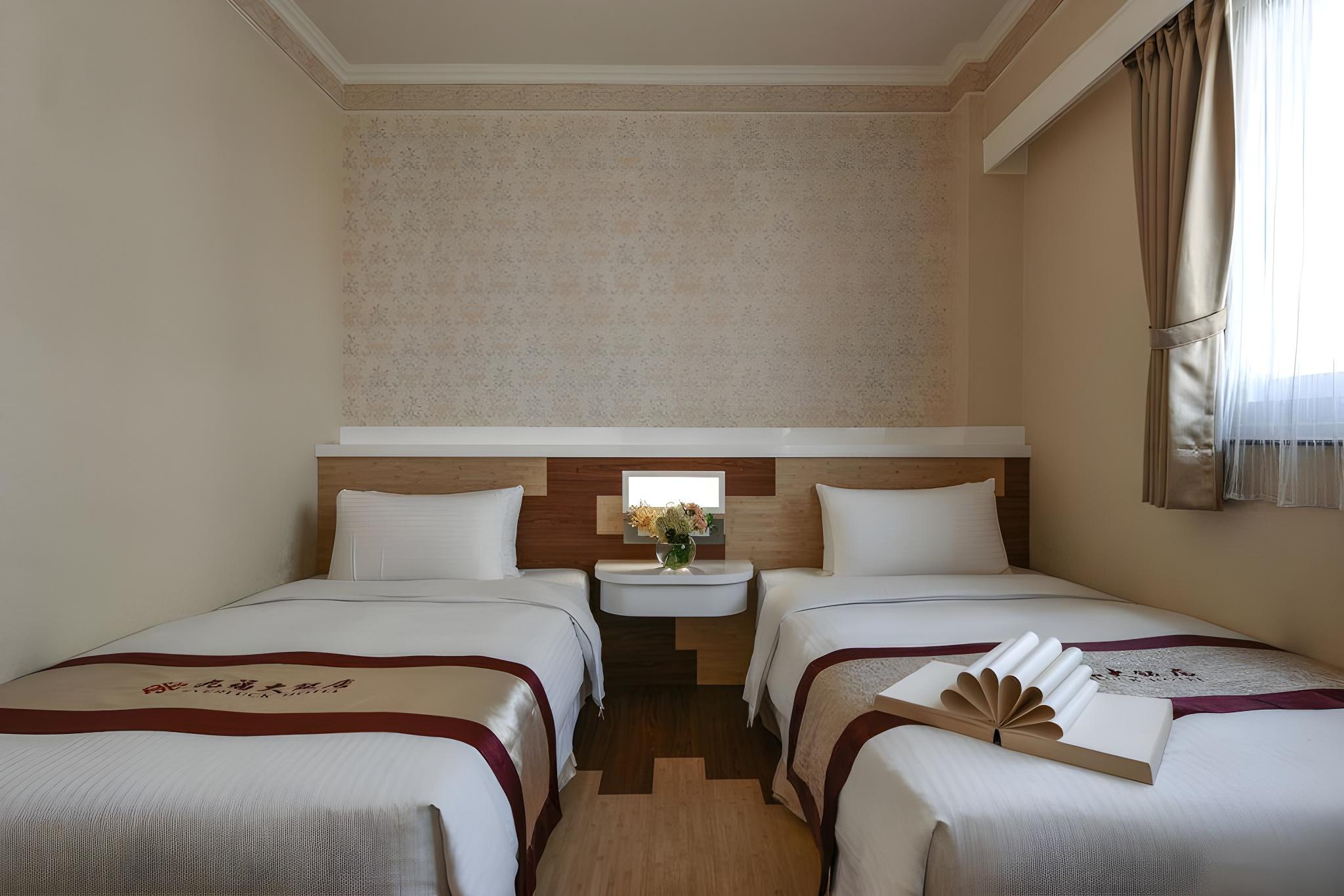 Basic, Twin Beds, 2 Double Beds, Bathtub