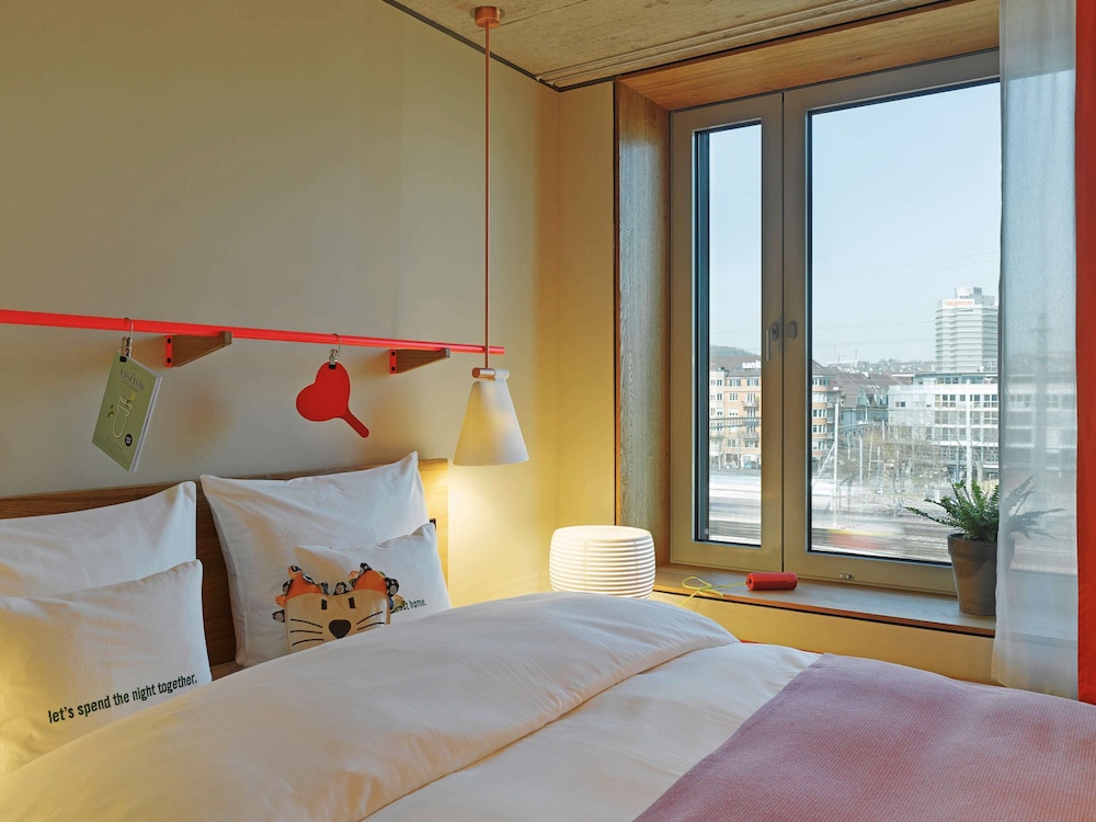 ROOM, LARGE