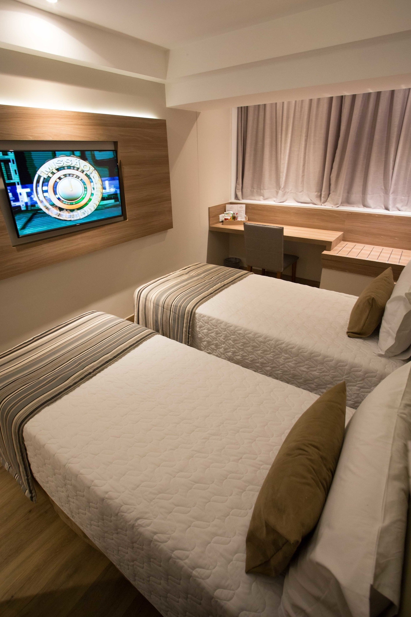 SUPERIOR, TWIN BEDS, CITY VIEW