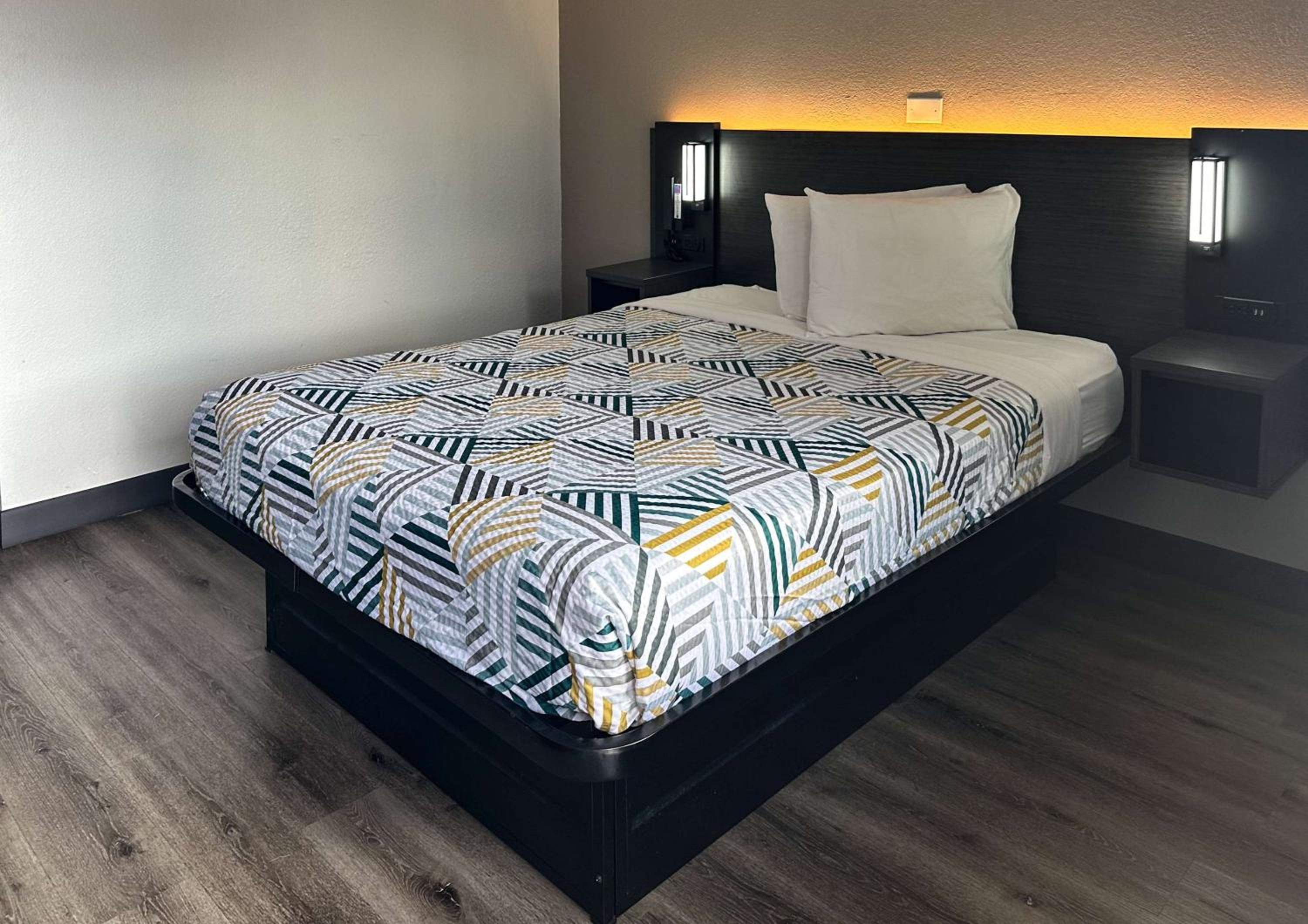 ROOM, DOUBLE BED