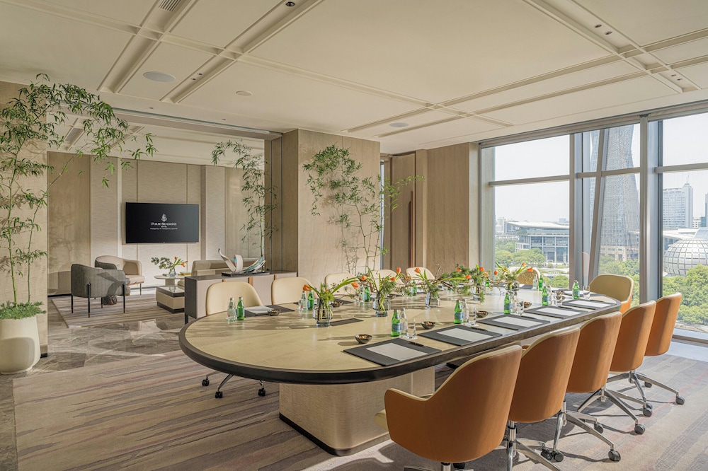 Four Seasons Hotel Hangzhou at Hangzhou Centre 41/55