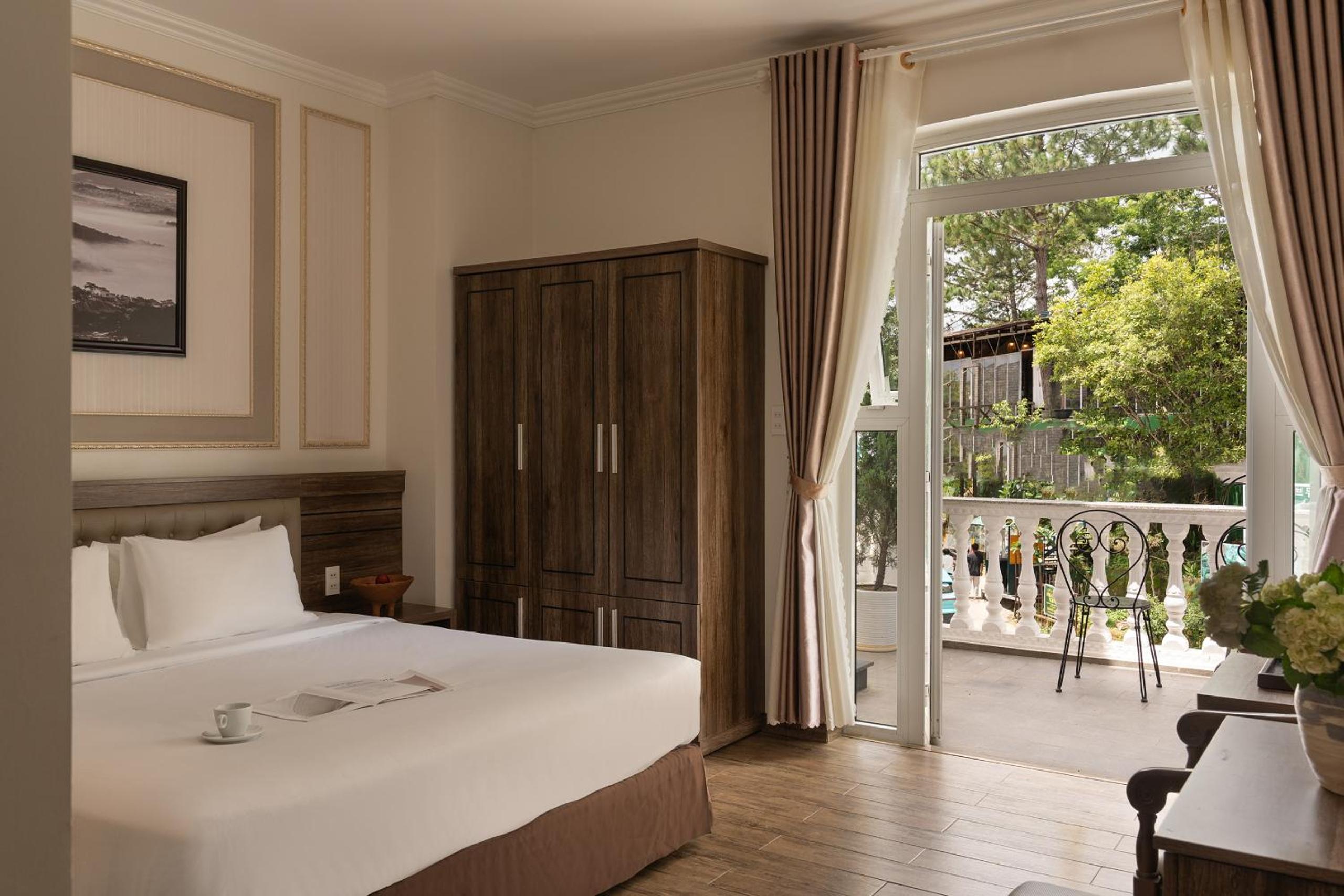 Room, Queen Bed, Street View