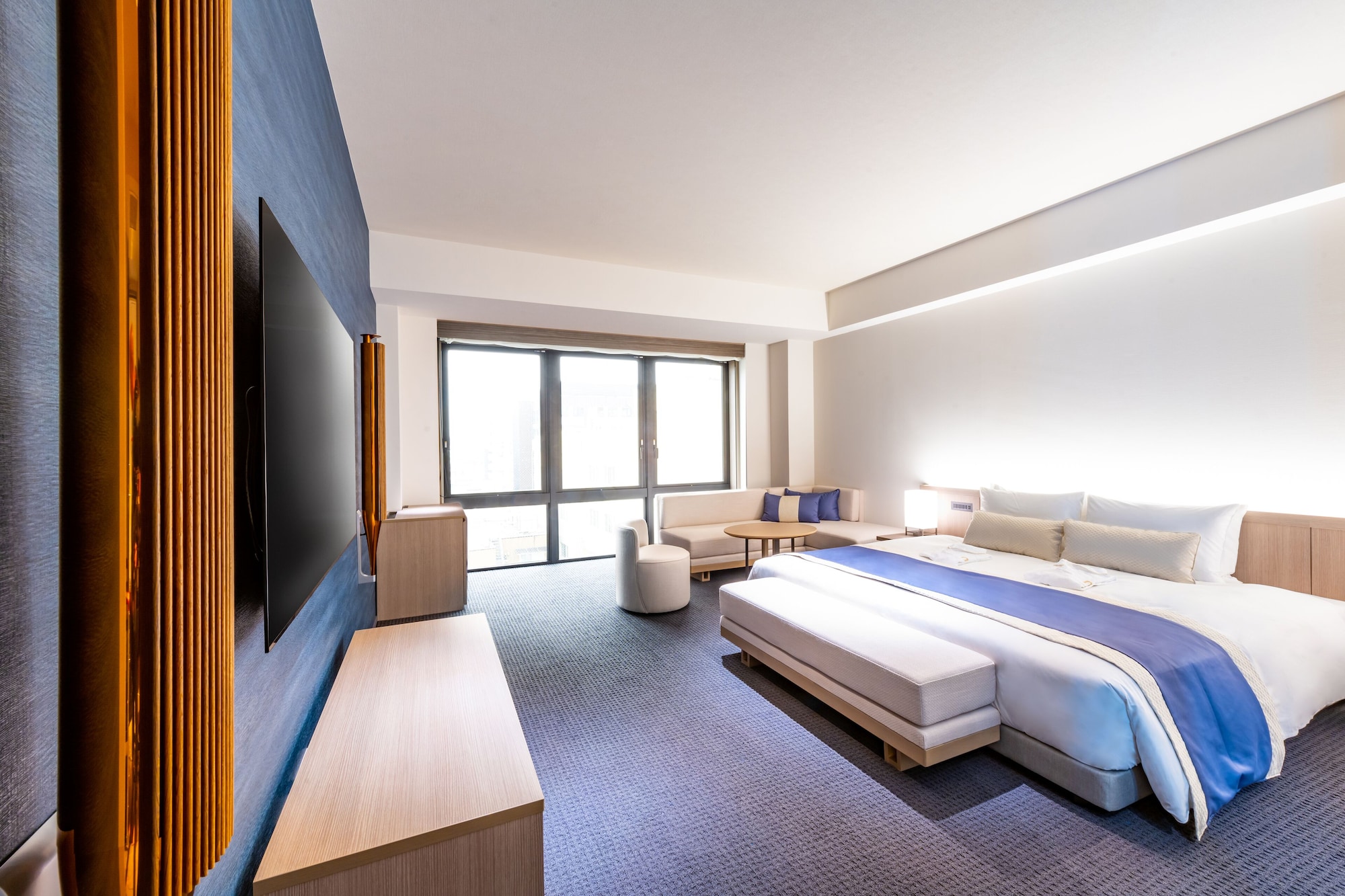 CINEMA, KING BED, ELECTRONIC CIGARETTE ONLY, SMOKING