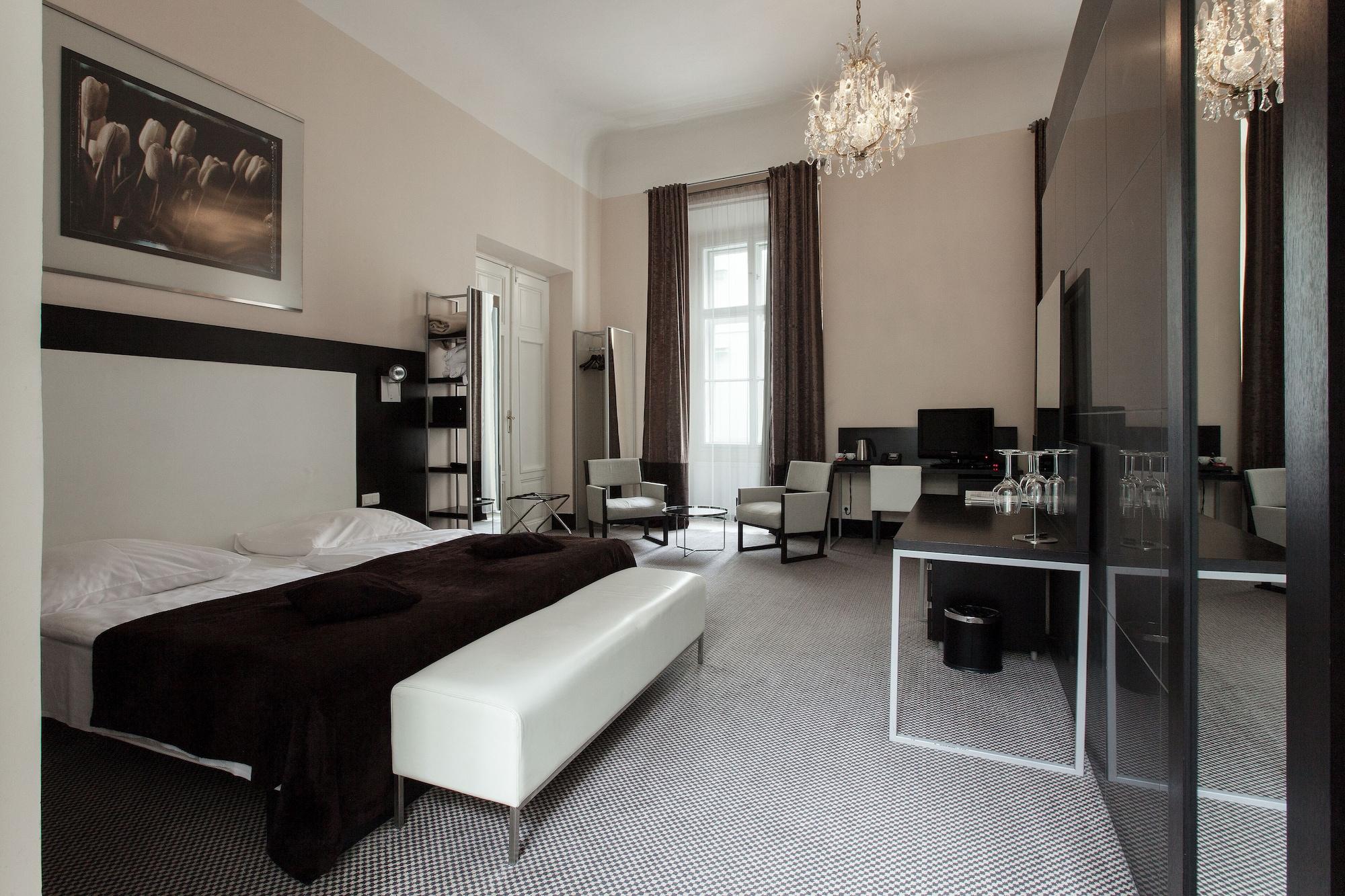 جناح عائلي، Old Town Square Residence by Emblem 4/10