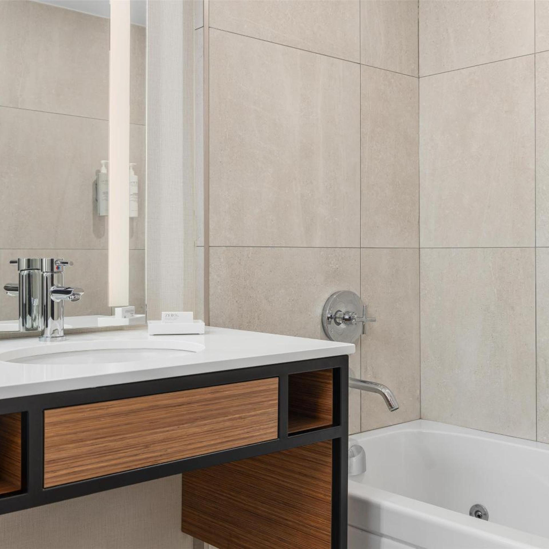 غرفة بسرير كينج وسريرين كوين، Hilton Garden Inn Toronto Airport 5/8