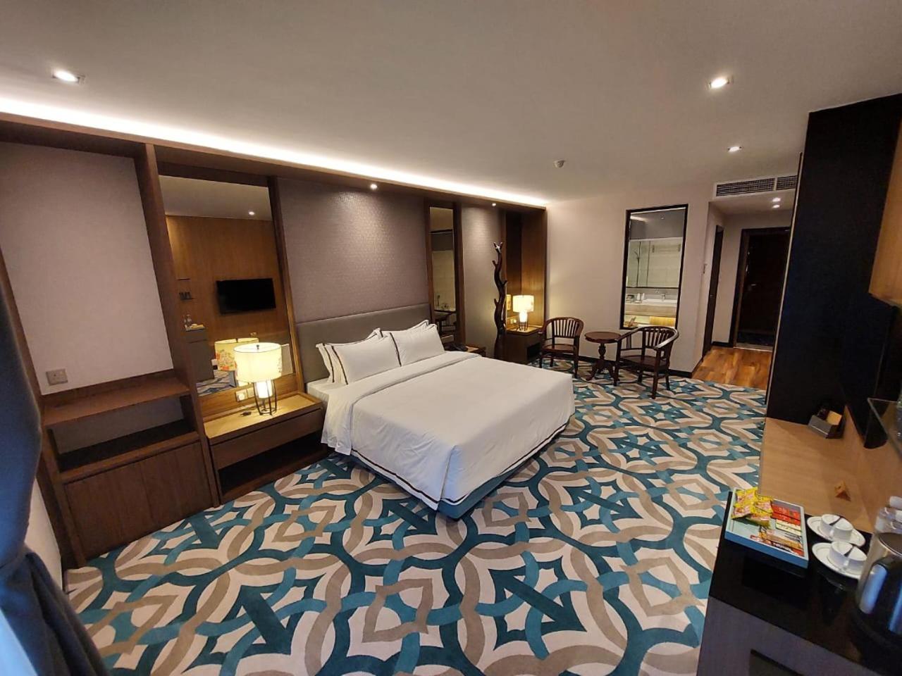 CHRISTEE SUITES 13/37