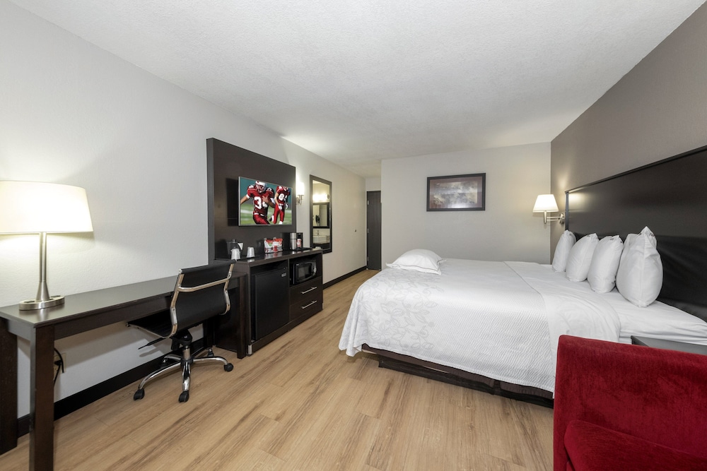 Red Roof Inn Plus Huntsville 15/33