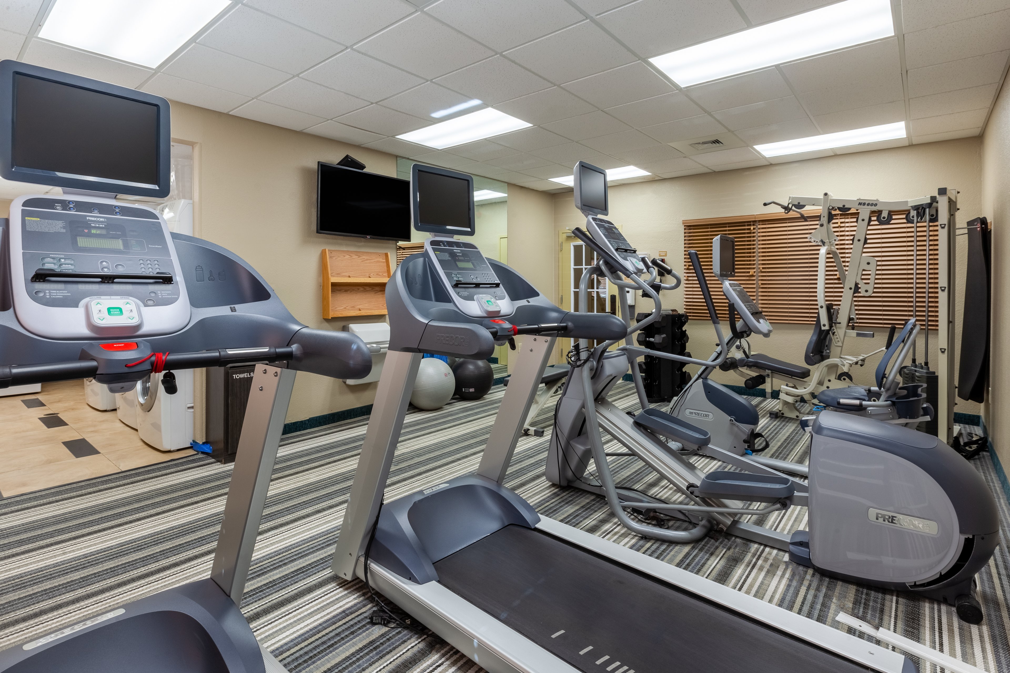 Candlewood Suites West Springfield 38/58